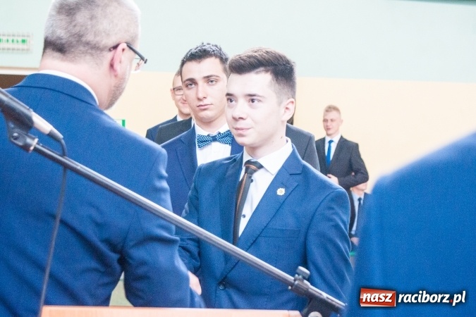 Zdjęcie w galerii na portalu naszraciborz.pl: Uroczystość wręczenia świadectw klasom maturalnym w CKZiU nr 2 wiadomości z regionu