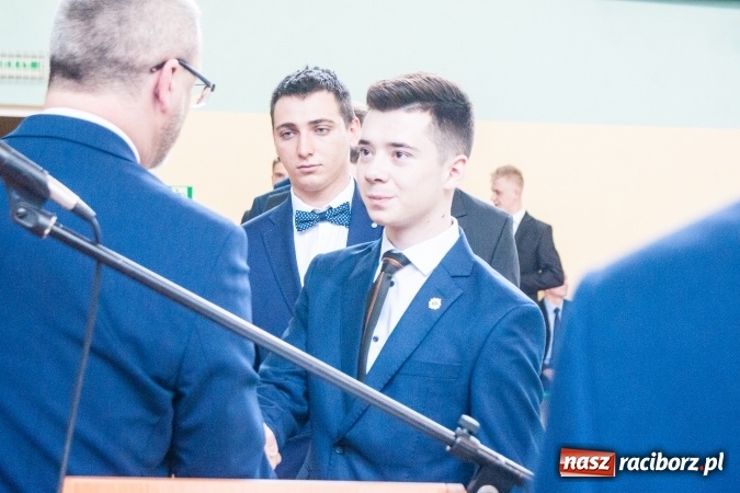Zdjęcie w galerii na portalu naszraciborz.pl: Uroczystość wręczenia świadectw klasom maturalnym w CKZiU nr 2 wiadomości z regionu