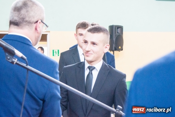 Zdjęcie w galerii na portalu naszraciborz.pl: Uroczystość wręczenia świadectw klasom maturalnym w CKZiU nr 2 wiadomości z regionu