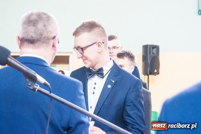 Zdjęcie w galerii na portalu naszraciborz.pl: Uroczystość wręczenia świadectw klasom maturalnym w CKZiU nr 2 wiadomości z regionu