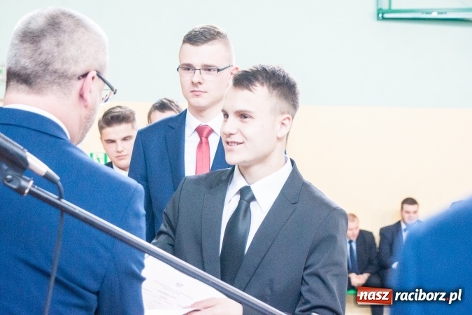 Zdjęcie w galerii na portalu naszraciborz.pl: Uroczystość wręczenia świadectw klasom maturalnym w CKZiU nr 2 wiadomości z regionu