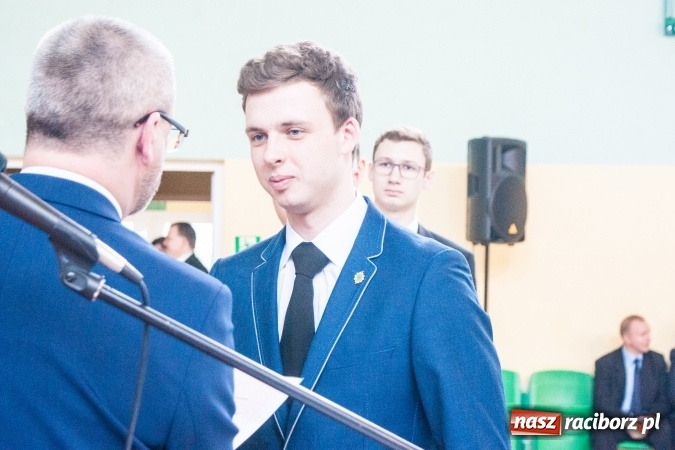 Zdjęcie w galerii na portalu naszraciborz.pl: Uroczystość wręczenia świadectw klasom maturalnym w CKZiU nr 2 wiadomości z regionu