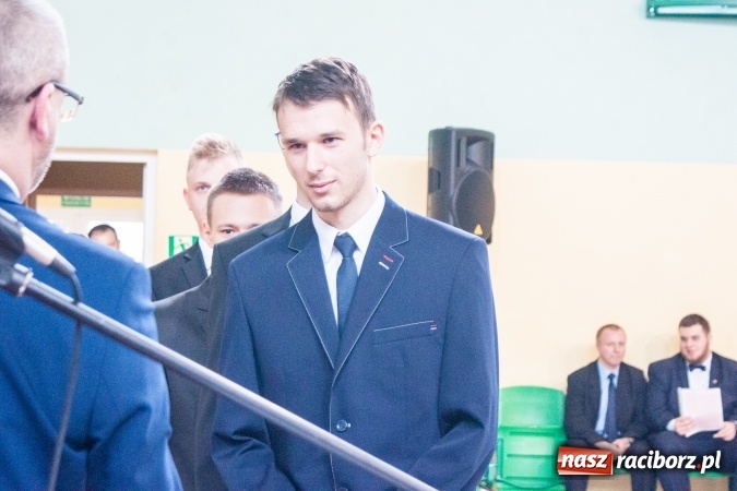 Zdjęcie w galerii na portalu naszraciborz.pl: Uroczystość wręczenia świadectw klasom maturalnym w CKZiU nr 2 wiadomości z regionu