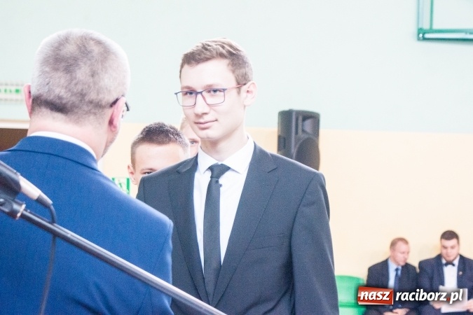 Zdjęcie w galerii na portalu naszraciborz.pl: Uroczystość wręczenia świadectw klasom maturalnym w CKZiU nr 2 wiadomości z regionu