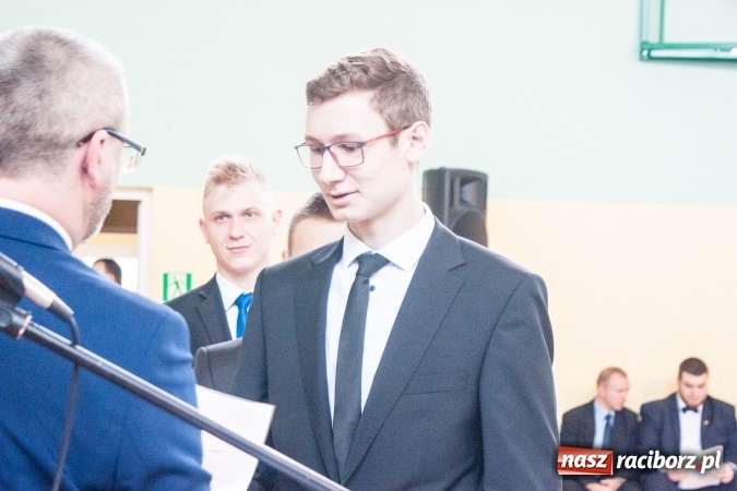 Zdjęcie w galerii na portalu naszraciborz.pl: Uroczystość wręczenia świadectw klasom maturalnym w CKZiU nr 2 wiadomości z regionu