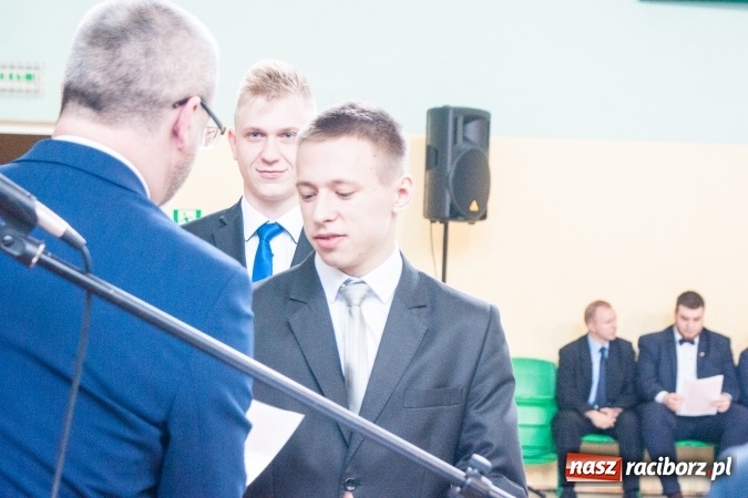 Zdjęcie w galerii na portalu naszraciborz.pl: Uroczystość wręczenia świadectw klasom maturalnym w CKZiU nr 2 wiadomości z regionu