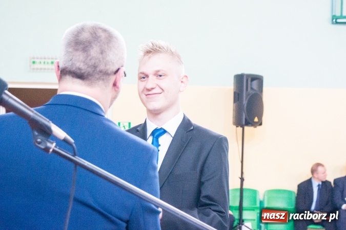 Zdjęcie w galerii na portalu naszraciborz.pl: Uroczystość wręczenia świadectw klasom maturalnym w CKZiU nr 2 wiadomości z regionu