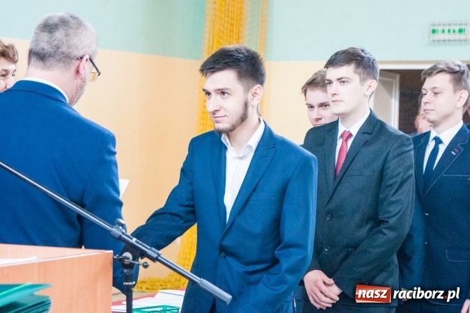 Zdjęcie w galerii na portalu naszraciborz.pl: Uroczystość wręczenia świadectw klasom maturalnym w CKZiU nr 2 wiadomości z regionu