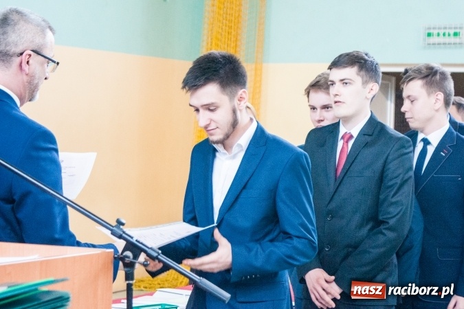 Zdjęcie w galerii na portalu naszraciborz.pl: Uroczystość wręczenia świadectw klasom maturalnym w CKZiU nr 2 wiadomości z regionu