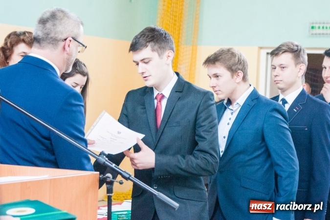 Zdjęcie w galerii na portalu naszraciborz.pl: Uroczystość wręczenia świadectw klasom maturalnym w CKZiU nr 2 wiadomości z regionu