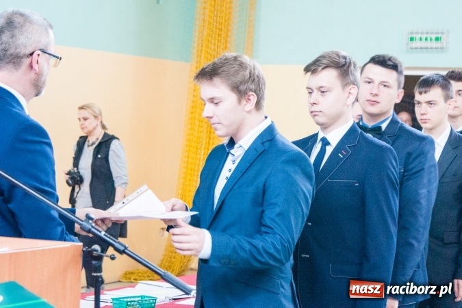 Zdjęcie w galerii na portalu naszraciborz.pl: Uroczystość wręczenia świadectw klasom maturalnym w CKZiU nr 2 wiadomości z regionu