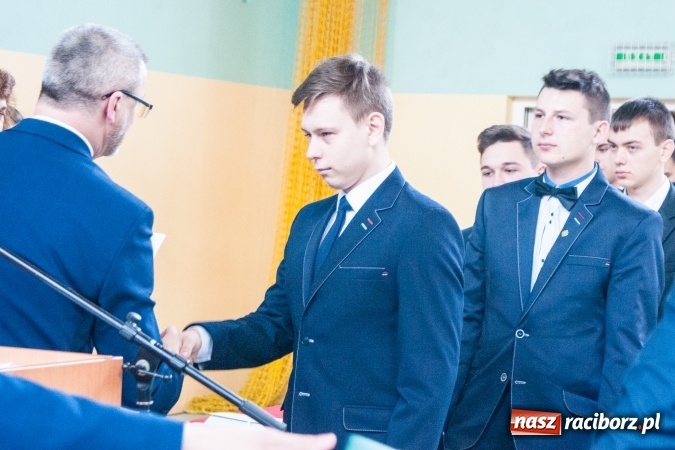 Zdjęcie w galerii na portalu naszraciborz.pl: Uroczystość wręczenia świadectw klasom maturalnym w CKZiU nr 2 wiadomości z regionu