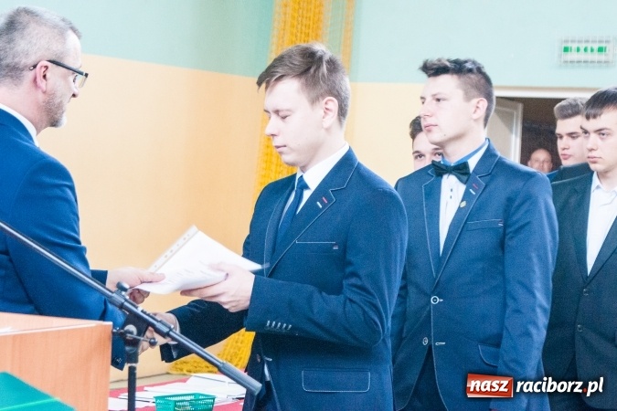 Zdjęcie w galerii na portalu naszraciborz.pl: Uroczystość wręczenia świadectw klasom maturalnym w CKZiU nr 2 wiadomości z regionu