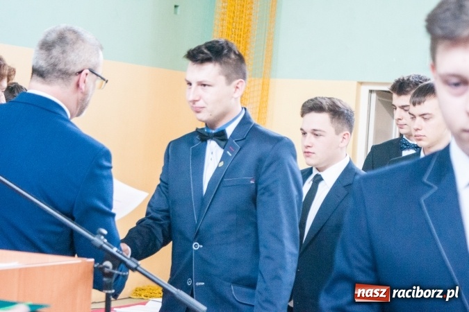 Zdjęcie w galerii na portalu naszraciborz.pl: Uroczystość wręczenia świadectw klasom maturalnym w CKZiU nr 2 wiadomości z regionu