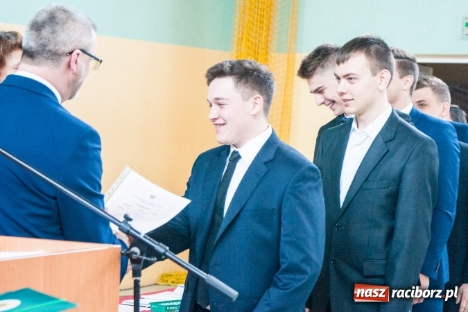 Zdjęcie w galerii na portalu naszraciborz.pl: Uroczystość wręczenia świadectw klasom maturalnym w CKZiU nr 2 wiadomości z regionu