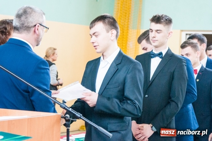 Zdjęcie w galerii na portalu naszraciborz.pl: Uroczystość wręczenia świadectw klasom maturalnym w CKZiU nr 2 wiadomości z regionu