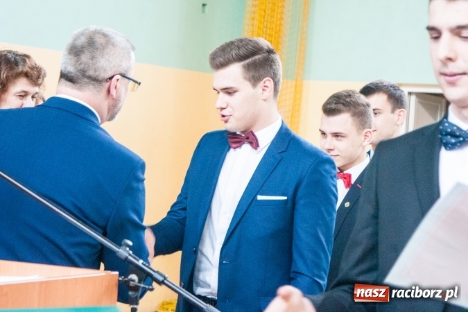 Zdjęcie w galerii na portalu naszraciborz.pl: Uroczystość wręczenia świadectw klasom maturalnym w CKZiU nr 2 wiadomości z regionu