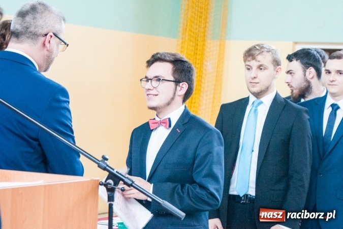 Zdjęcie w galerii na portalu naszraciborz.pl: Uroczystość wręczenia świadectw klasom maturalnym w CKZiU nr 2 wiadomości z regionu