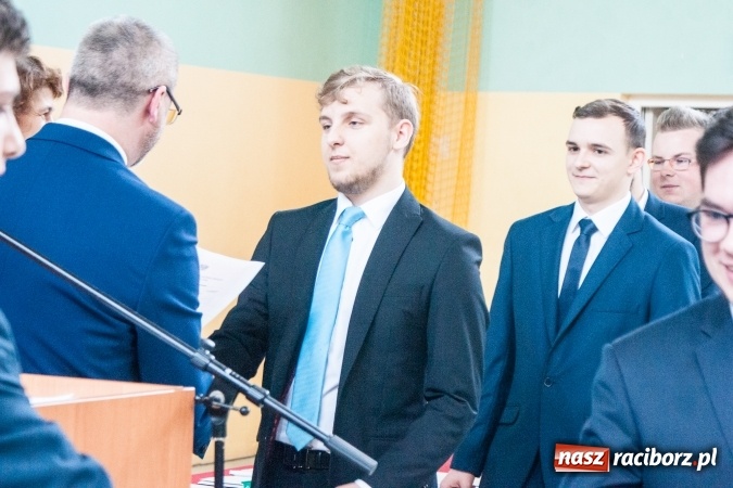 Zdjęcie w galerii na portalu naszraciborz.pl: Uroczystość wręczenia świadectw klasom maturalnym w CKZiU nr 2 wiadomości z regionu
