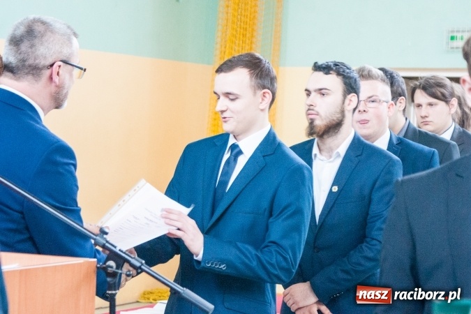 Zdjęcie w galerii na portalu naszraciborz.pl: Uroczystość wręczenia świadectw klasom maturalnym w CKZiU nr 2 wiadomości z regionu