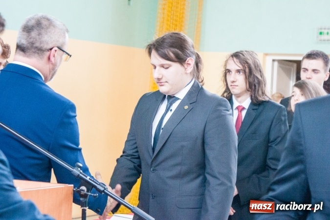 Zdjęcie w galerii na portalu naszraciborz.pl: Uroczystość wręczenia świadectw klasom maturalnym w CKZiU nr 2 wiadomości z regionu