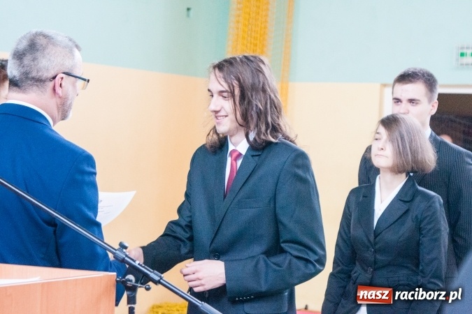 Zdjęcie w galerii na portalu naszraciborz.pl: Uroczystość wręczenia świadectw klasom maturalnym w CKZiU nr 2 wiadomości z regionu