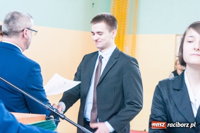 Zdjęcie w galerii na portalu naszraciborz.pl: Uroczystość wręczenia świadectw klasom maturalnym w CKZiU nr 2 wiadomości z regionu