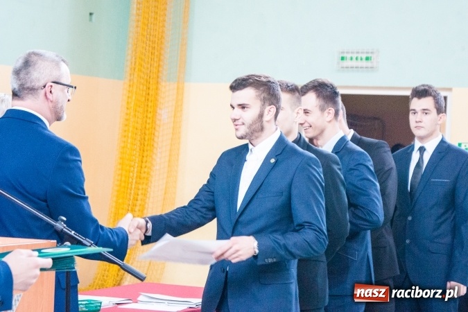 Zdjęcie w galerii na portalu naszraciborz.pl: Uroczystość wręczenia świadectw klasom maturalnym w CKZiU nr 2 wiadomości z regionu