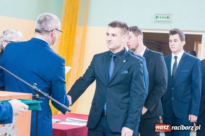 Zdjęcie w galerii na portalu naszraciborz.pl: Uroczystość wręczenia świadectw klasom maturalnym w CKZiU nr 2 wiadomości z regionu