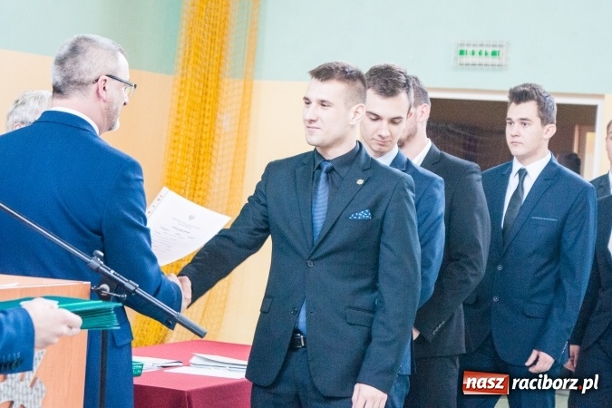 Zdjęcie w galerii na portalu naszraciborz.pl: Uroczystość wręczenia świadectw klasom maturalnym w CKZiU nr 2 wiadomości z regionu