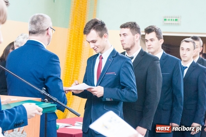 Zdjęcie w galerii na portalu naszraciborz.pl: Uroczystość wręczenia świadectw klasom maturalnym w CKZiU nr 2 wiadomości z regionu