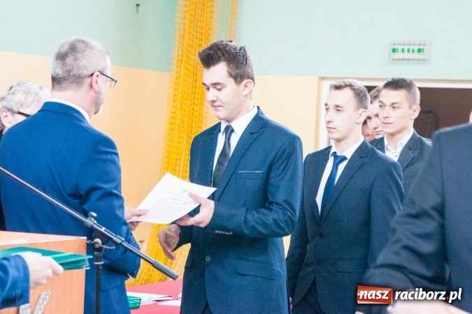 Zdjęcie w galerii na portalu naszraciborz.pl: Uroczystość wręczenia świadectw klasom maturalnym w CKZiU nr 2 wiadomości z regionu