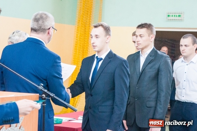 Zdjęcie w galerii na portalu naszraciborz.pl: Uroczystość wręczenia świadectw klasom maturalnym w CKZiU nr 2 wiadomości z regionu