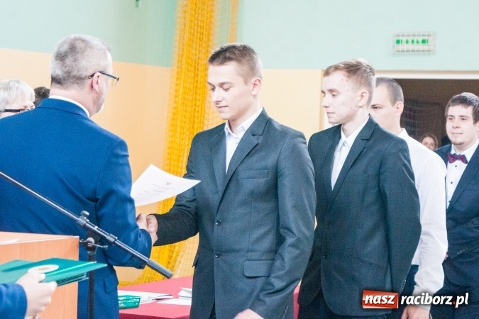 Zdjęcie w galerii na portalu naszraciborz.pl: Uroczystość wręczenia świadectw klasom maturalnym w CKZiU nr 2 wiadomości z regionu