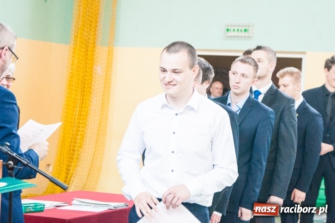 Zdjęcie w galerii na portalu naszraciborz.pl: Uroczystość wręczenia świadectw klasom maturalnym w CKZiU nr 2 wiadomości z regionu
