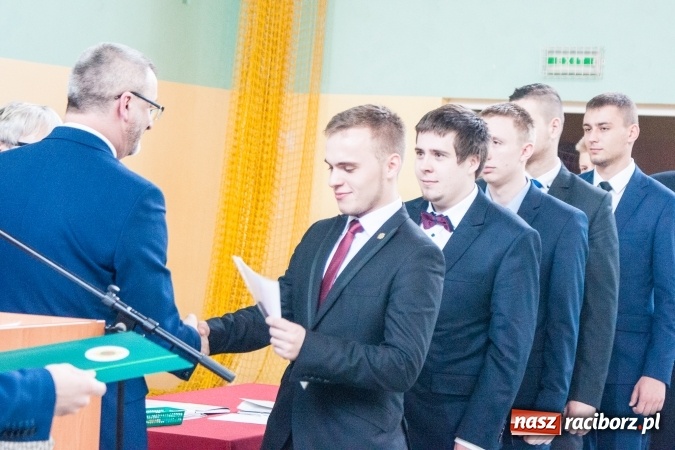 Zdjęcie w galerii na portalu naszraciborz.pl: Uroczystość wręczenia świadectw klasom maturalnym w CKZiU nr 2 wiadomości z regionu