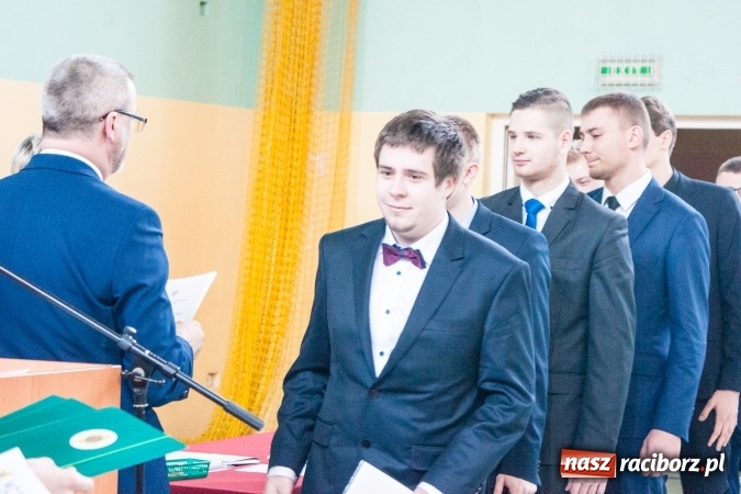 Zdjęcie w galerii na portalu naszraciborz.pl: Uroczystość wręczenia świadectw klasom maturalnym w CKZiU nr 2 wiadomości z regionu