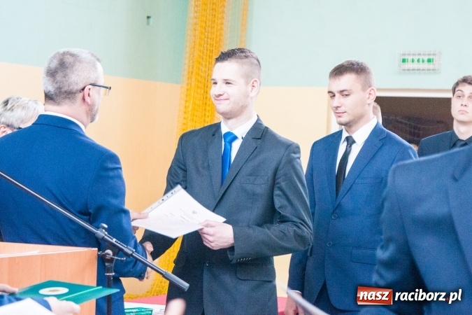 Zdjęcie w galerii na portalu naszraciborz.pl: Uroczystość wręczenia świadectw klasom maturalnym w CKZiU nr 2 wiadomości z regionu