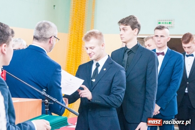 Zdjęcie w galerii na portalu naszraciborz.pl: Uroczystość wręczenia świadectw klasom maturalnym w CKZiU nr 2 wiadomości z regionu