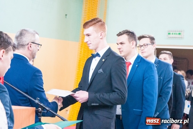 Zdjęcie w galerii na portalu naszraciborz.pl: Uroczystość wręczenia świadectw klasom maturalnym w CKZiU nr 2 wiadomości z regionu