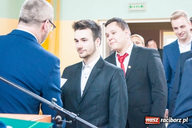 Zdjęcie w galerii na portalu naszraciborz.pl: Uroczystość wręczenia świadectw klasom maturalnym w CKZiU nr 2 wiadomości z regionu