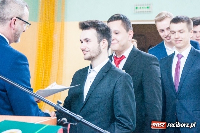 Zdjęcie w galerii na portalu naszraciborz.pl: Uroczystość wręczenia świadectw klasom maturalnym w CKZiU nr 2 wiadomości z regionu