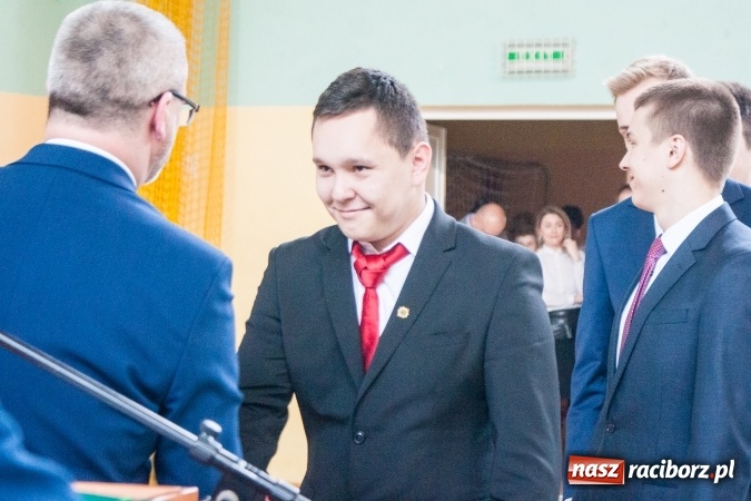 Zdjęcie w galerii na portalu naszraciborz.pl: Uroczystość wręczenia świadectw klasom maturalnym w CKZiU nr 2 wiadomości z regionu