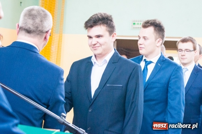 Zdjęcie w galerii na portalu naszraciborz.pl: Uroczystość wręczenia świadectw klasom maturalnym w CKZiU nr 2 wiadomości z regionu