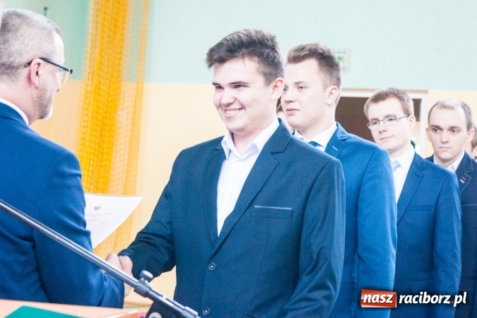 Zdjęcie w galerii na portalu naszraciborz.pl: Uroczystość wręczenia świadectw klasom maturalnym w CKZiU nr 2 wiadomości z regionu