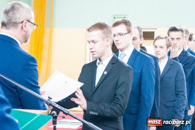 Zdjęcie w galerii na portalu naszraciborz.pl: Uroczystość wręczenia świadectw klasom maturalnym w CKZiU nr 2 wiadomości z regionu