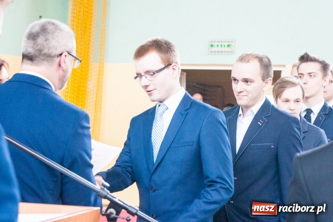 Zdjęcie w galerii na portalu naszraciborz.pl: Uroczystość wręczenia świadectw klasom maturalnym w CKZiU nr 2 wiadomości z regionu