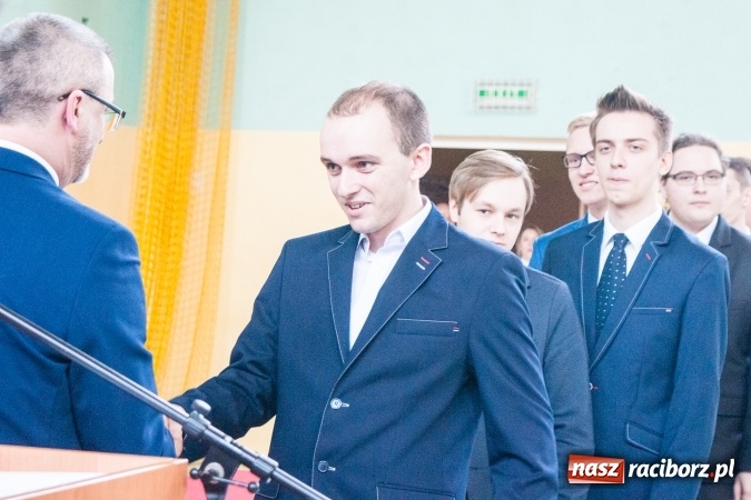Zdjęcie w galerii na portalu naszraciborz.pl: Uroczystość wręczenia świadectw klasom maturalnym w CKZiU nr 2 wiadomości z regionu