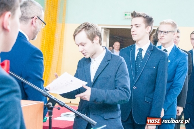 Zdjęcie w galerii na portalu naszraciborz.pl: Uroczystość wręczenia świadectw klasom maturalnym w CKZiU nr 2 wiadomości z regionu