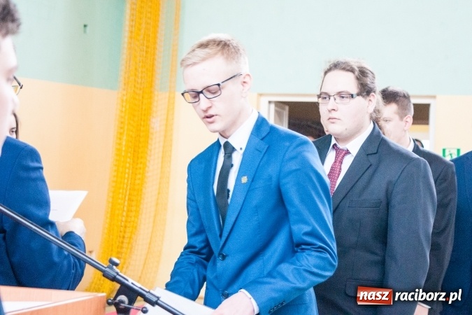 Zdjęcie w galerii na portalu naszraciborz.pl: Uroczystość wręczenia świadectw klasom maturalnym w CKZiU nr 2 wiadomości z regionu